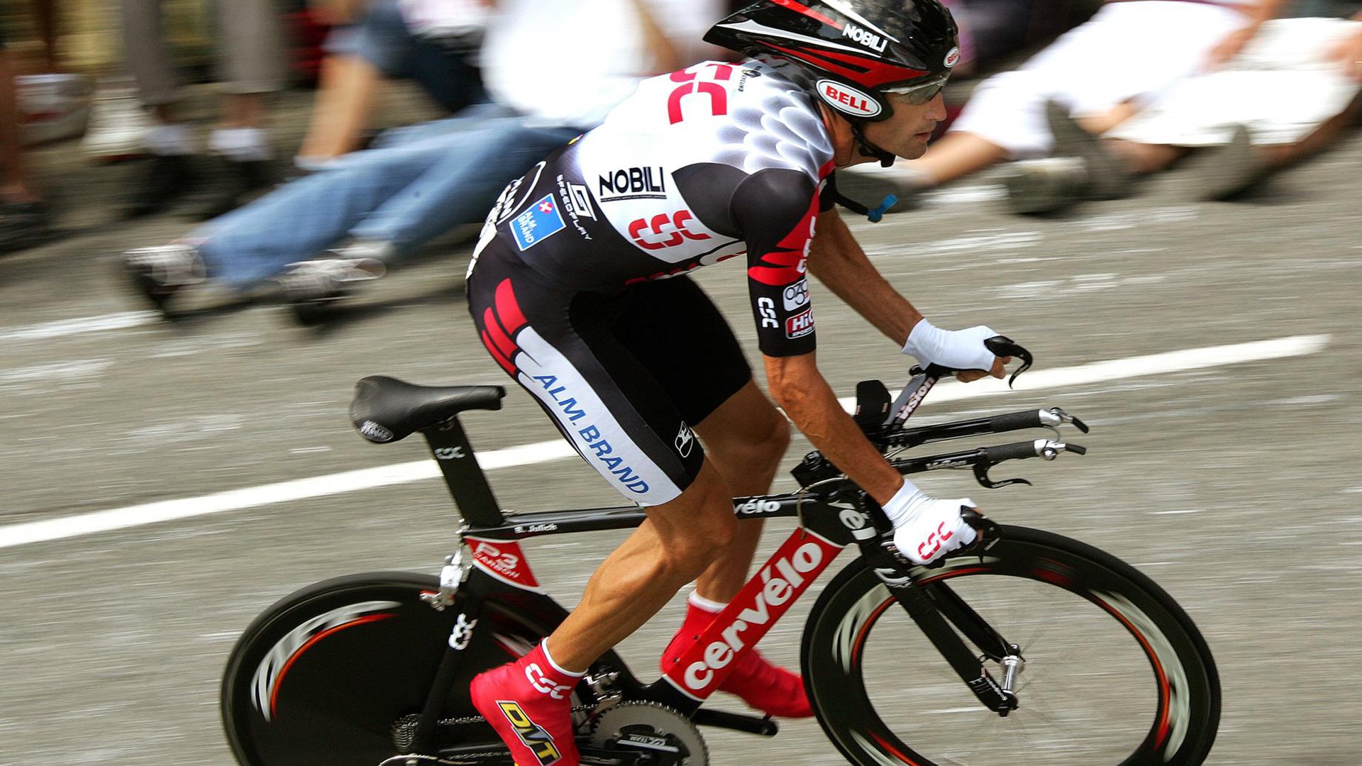 “宽板滑水:东三叉湖赛场掀起水上运动新风潮”